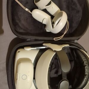 White VR Headset with Controllers And Bobovr Head Strap